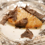 虎白 - 鰆の炭焼きに牛乳とバターのソース、黒トリュフをかけて