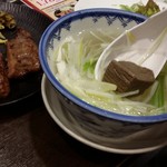 牛たん炭焼き 利久 - テールスープにも牛タン角切りがゴロリ～