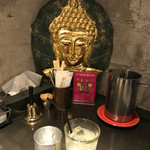 グレープフルーツジュースとお水のカップとブッダ。
          