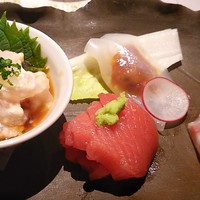 浪速割烹 㐂川 - 割鮮： カワハギ肝ポンズ、鮪はバルサミコ酢昆布を挟んでます、塩雲丹を烏賊で巻いたもの、鯛