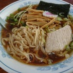 ラーメンひかる - やや茹で過ぎの太麺