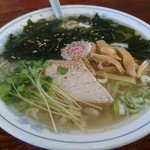 ラーメンひかる - 塩ラーメン。かき混ぜないと後半しょっぱい‼