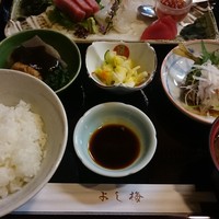 よし梅 人形町本店 - 刺身の盛り合わせ御膳 2,900円　（刺身、アジの南蛮漬け、小鉢、ご飯、みそ汁、香の物）