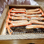 豪龍久保 - 太い足が炭火で焼かれます