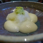 Toromochi No Ie - からみ餅(550円)　佐賀県産もち米100%の搗きたて餅に、大根おろしと本わさびを和えています。