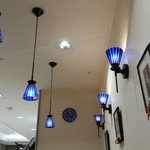 キーコーヒー - 天井からは、青いランプ。