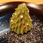 衛藤 - （2016.12)クリスマスツリー、雪も表現しています（上生菓子）