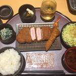 この町の専門店　とんかつ・カツ丼　深井店 - 料理写真:200g以上の定食　海老フライ食べ放題