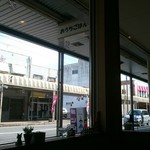 おうちごはんホッと - 店内から通りを窓越しに見る