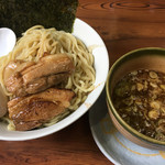 俺の虎 - 豚骨魚介味 特製つけ麺（大盛 400g）1,050円。