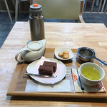 まち家カフェ Sacay - 和菓子セット580円（税込）　※煎茶（昌子の誌　つぼ市製茶本舗）と村雨饅頭（貝塚・塩五）の組み合わせ