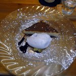 チーズケーキ，アイスクリーム添え　