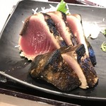 【2016年10月】藁焼き鰹たたき（タレ）アップ(^^♪、藁焼きしている香りが凄く好印象な仕上がりなんです(^^ゞ