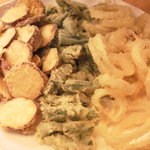 Baikingu Resutoran Shidaka - 野菜てんぷらです！衣はカリｯとしています。お芋とおくら、たまねぎの３種です。