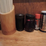 麺屋食堂まさお - 卓上のいろいろ