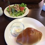 エッセンス - パスタセットのサラダ、パン　（２０１６．１２．１９）