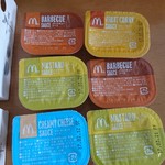 マクドナルド - 定番ソース２種（バーベキュー、マスタード）と、期間限定ソース２種（フルーツカレーソース、クリーミーチーズソース）