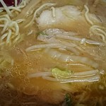 日の出食堂 - みそラーメンにはもやしと白菜が追加
