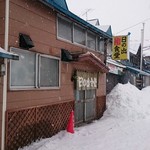 日の出食堂 - 今回は雪が降る中の臨場