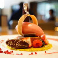 グランド キッチン - Christmas Lunch チョコレートムースとピスタチオのコンストラクション、ヨーグルトとミックスベリーソルベ
