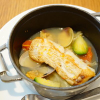 グランド キッチン - Christmas Lunch 国産鮃のココット、柚子風味のキャベツエチュベ