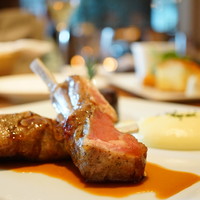 グランド キッチン - Christmas Lunch 仔羊の骨付背肉のロースト、ローズマリー風味のジュとジャガイモのピューレ