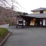 豆子郎の里 茶藏庵 - 広い駐車場があって車が便利。枝垂桜の木が並んでる。
