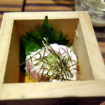 いでたち、ほたる。 - お通しの鶏わさ