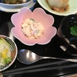 大受 - ポテサラ、吸い物、漬物