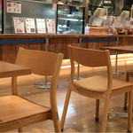 Cafe＆Meal MUJI - Cafe&Meal MUJI・店内カウンターとテーブル席が