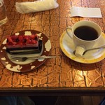 カフェ・ナポリ - いちごとブルーベリーのケーキとホットコーヒー。
            税込800円。
            うまし。