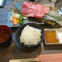 極上松阪牛 牛追道中 - 上ロースセット（焼き野菜・ごはん・赤だし付）2,800円