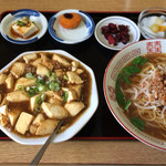 美食城 - 2016.12.25　
            麻婆豆腐定食￥８４２、
            豆腐、貝柱風の揚げ物、柴漬け、杏仁豆腐、
            ライス、麻婆豆腐、台湾ラーメン