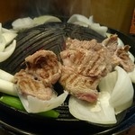 成吉思汗 大黒屋 - まずは店員さんが焼いてくれる