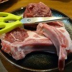 成吉思汗 大黒屋 - 手前:厚切りラック(900円)後ろ:ショルダーステーキ(700円)