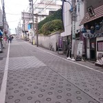 麺や庄の - 坂を少し上った右手