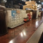 カウンター席のみ　麺箱がかっこいい