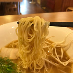 麺処 南 - 麺は、やや細めのストレート。