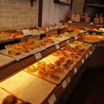 Muran Ruju - お店にはイートインカフェも併設されお買い物の途中、焼きたてのパンを食べながら一休みする皆様も見受けられました。
                        