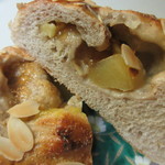 Muran Ruju - 中に蜜づけにされたリンゴとカスタードクリームを胡桃入りのモルト生地で包んで焼き上げたボリュームのあるパンです。
                      