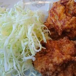 徳島ラーメン 麺王 - 唐揚げ+キャベツ（アップ）：唐揚げセット