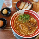 徳島ラーメン 麺王 - 徳島ラーメン（ばりかた）+生卵+味玉+チャーシュー：630円+無料＋100円＋200円