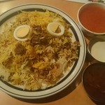 シンズキッチン - マトンビリヤニ、マトンカレー、ライタ、トマトスープ