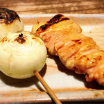 とり喜 - 左:小玉ねぎ、右:かしわ