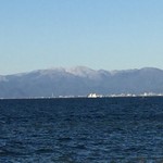 ラーメンにっこう - 琵琶湖岸より雪山を望む