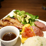 ASADOR DEL PRADO - チキンレッググリル、チョリソー、スペイン風オムレツ