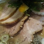 中華そば 多賀野 - チャーシューなど。柚子がいい風味。