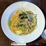 Torattoria Piatto - ランチのカニ身と木の子のペペロンチーノ。