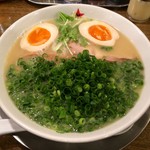 ラーメン男寿狼 - 鶏骨ラーメン ネギ・味玉のせ