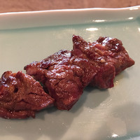 柳家 - 30キログラムのツキノワグマの小熊 なんとも表現しにくいが、柔らかくエロい肉 